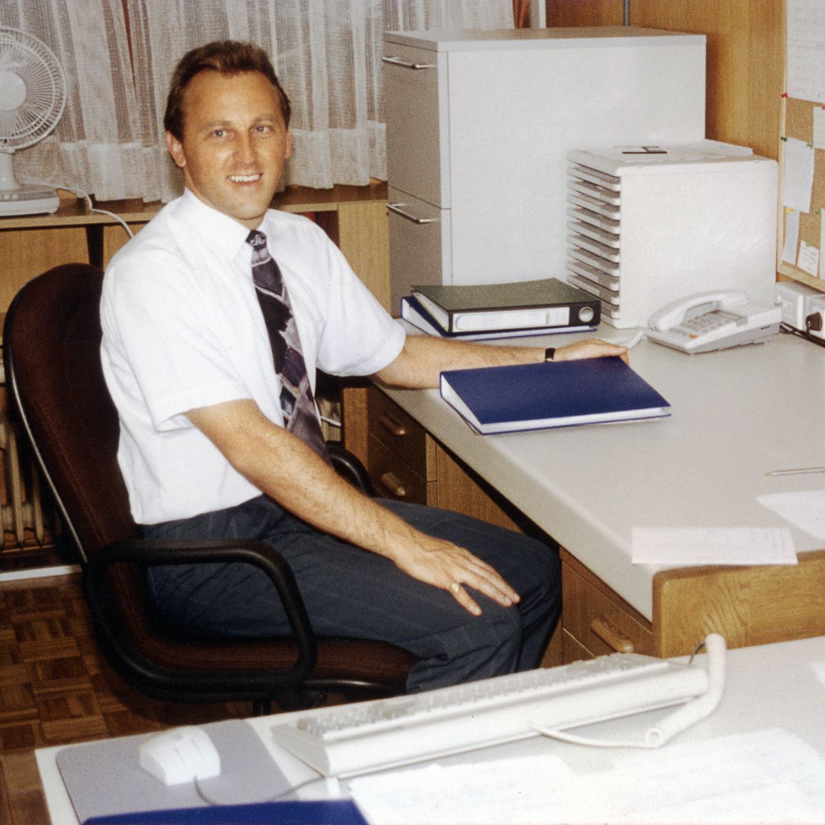 Franco sidder og arbejder ved sit skrivebord.