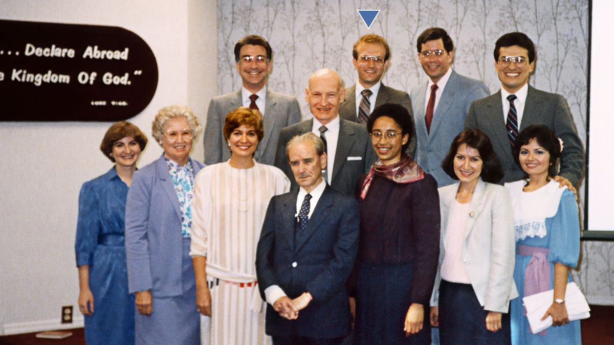 Philip står sammen med andre betelitter ved et møde i rigssalen.