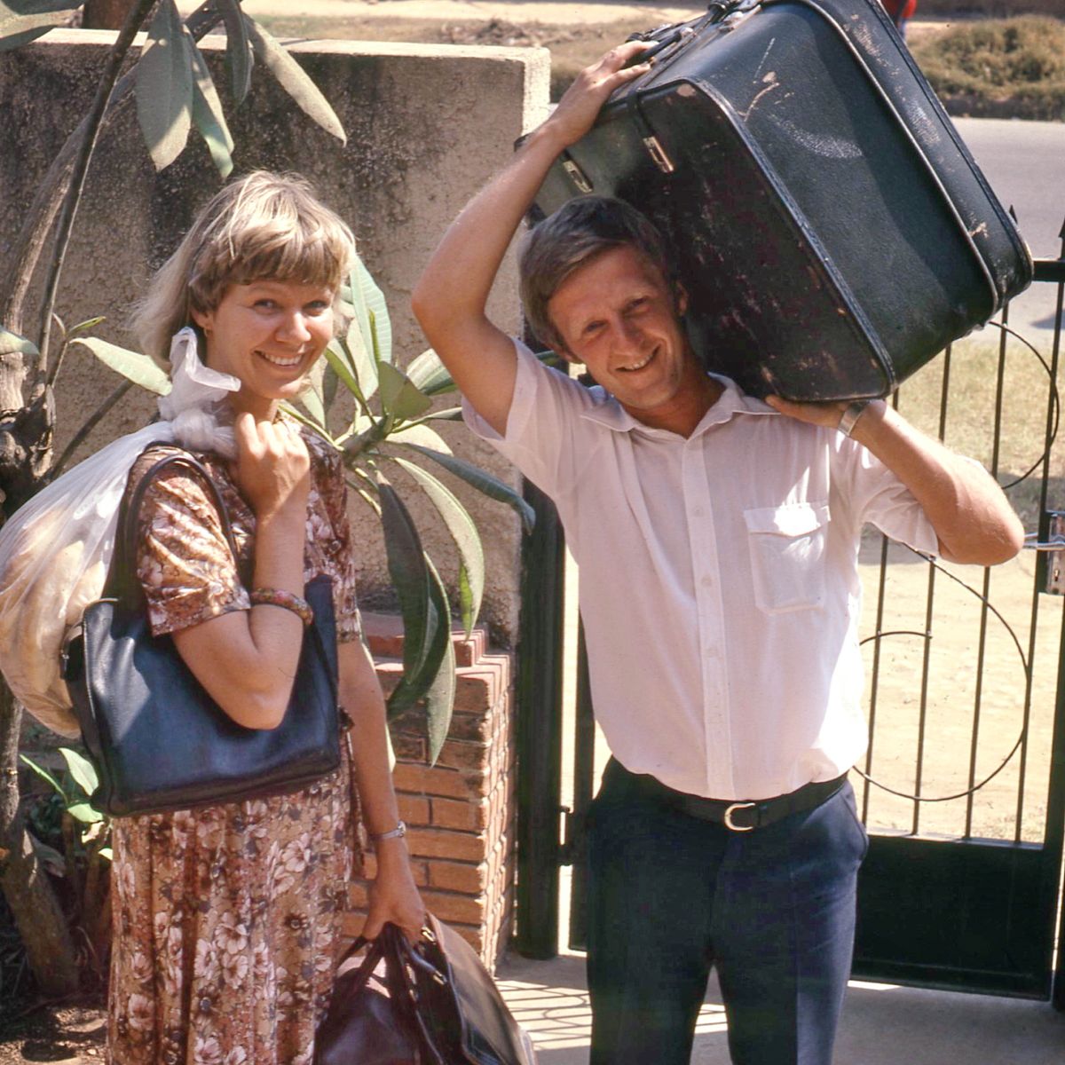 Mats og Ann-Catrin slæber på deres bagage og mad.