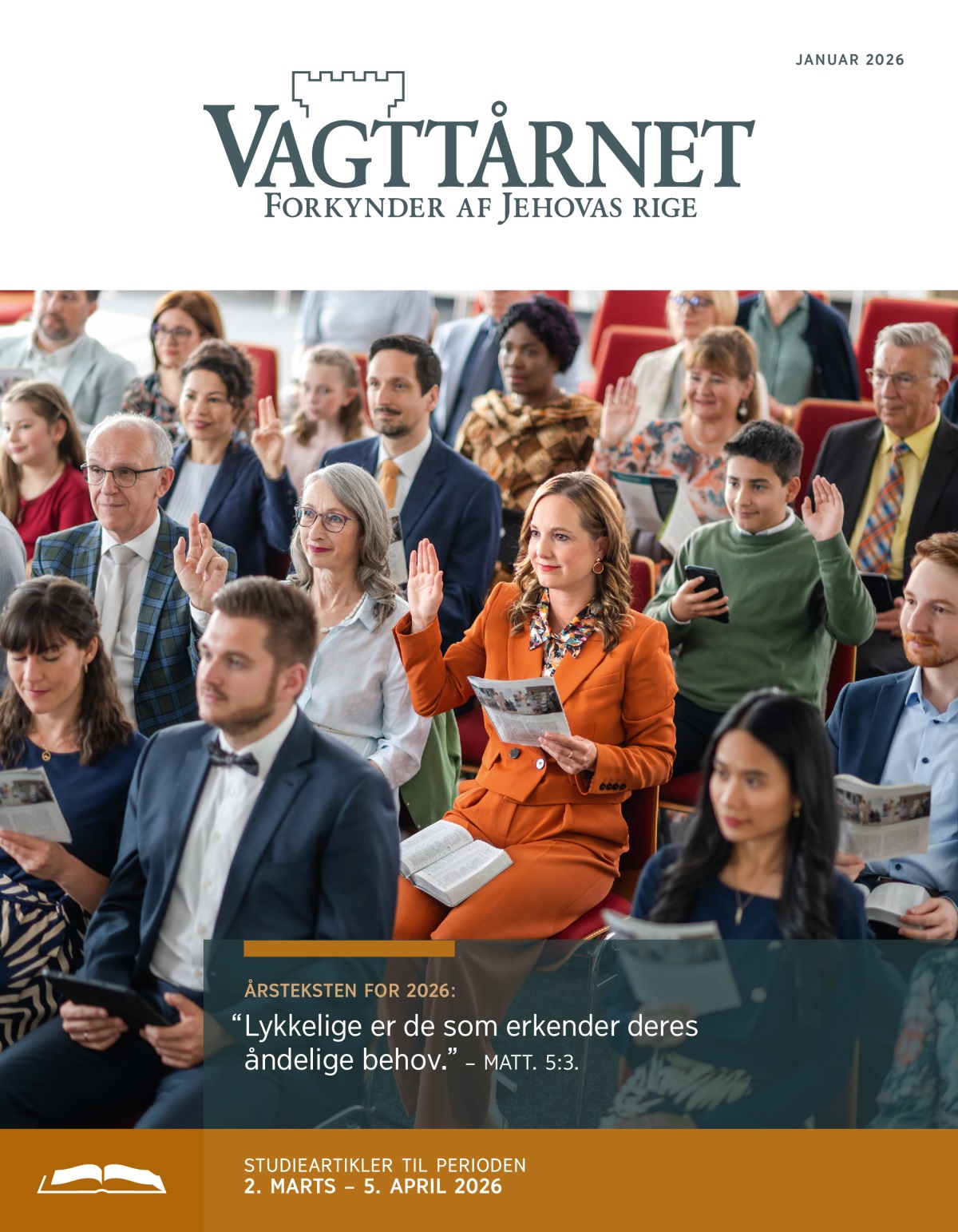 En søster har hånden oppe for at svare ved et Vagttårnsstudie. Andre brødre og søstre har også hånden oppe.