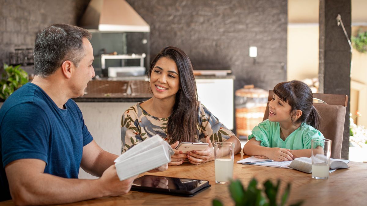Den samme mor hygger sig sammen med sin mand og datter mens de har familieaften.