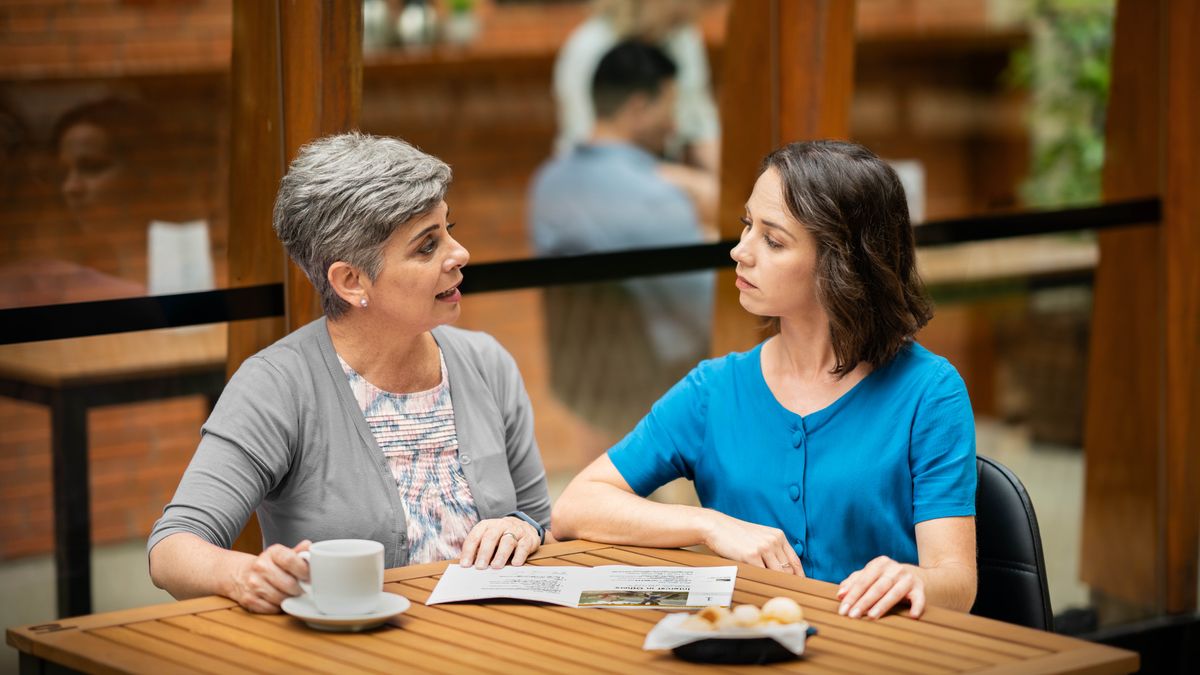 Senere den dag giver den erfarne søster den anden søster gode råd ud fra brochuren “Elsk mennesker”.