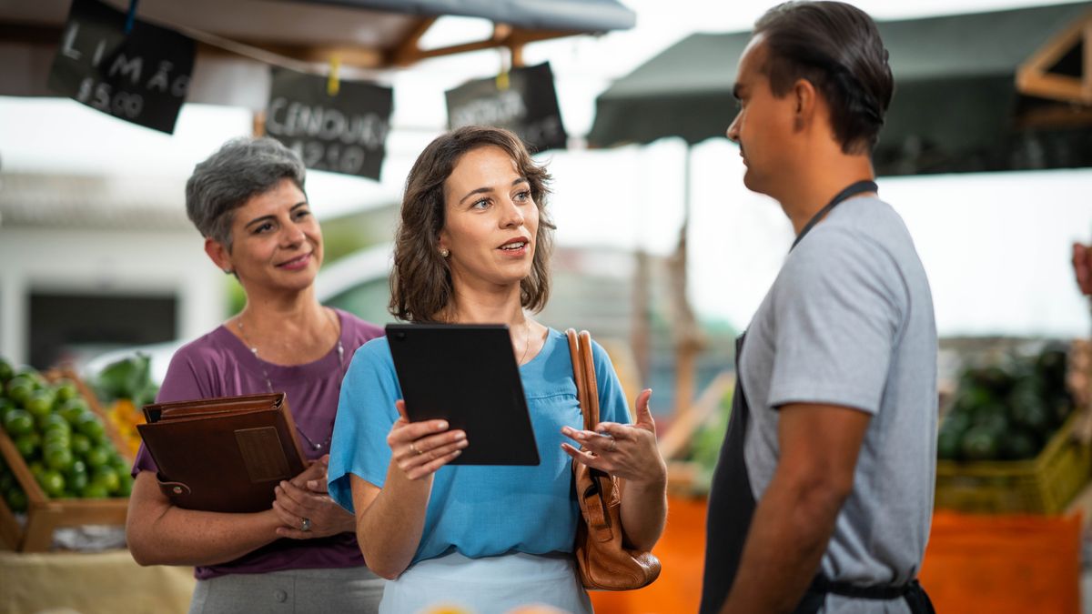 De to søstre taler nu med en anden mand på et marked. Den søster der tidligere var meget usikker, forkynder nu med overbevisning for manden.