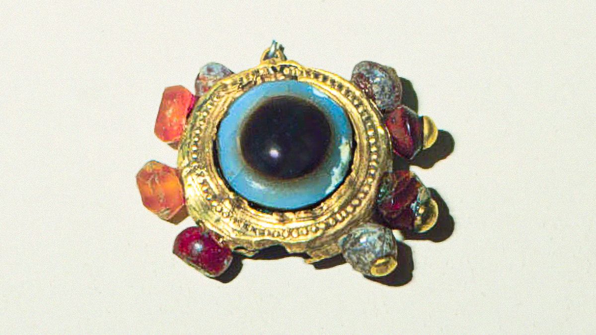Et smykke lavet af ædelmetaller og farverige ædelsten.
