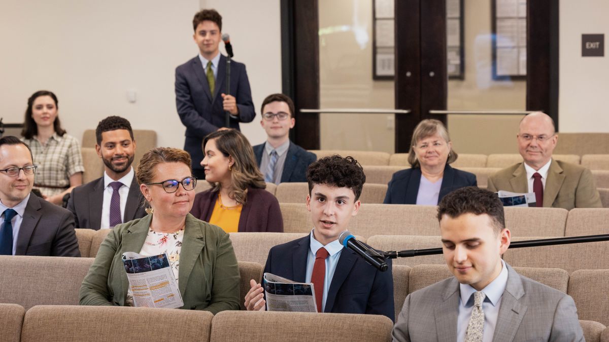 Broren smiler da søsterens søn svarer til Vagttårnsstudiet.