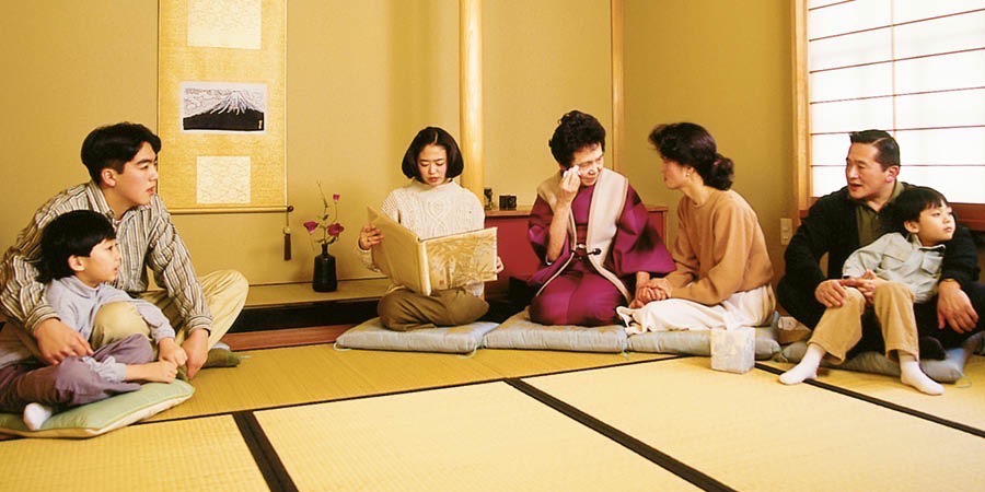 Sørgende bliver trøstet af andre