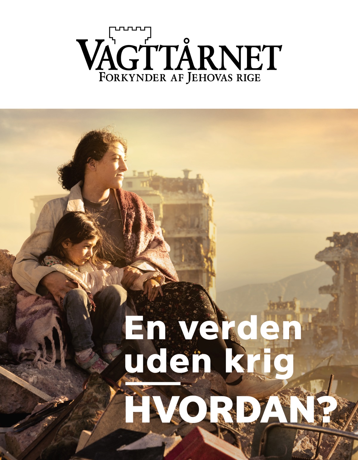 En kvinde sidder med armen om sin datter på nogle murbrokker i en by der er ødelagt af krig. Bygningerne omkring dem er fuldstændigt ødelagt.