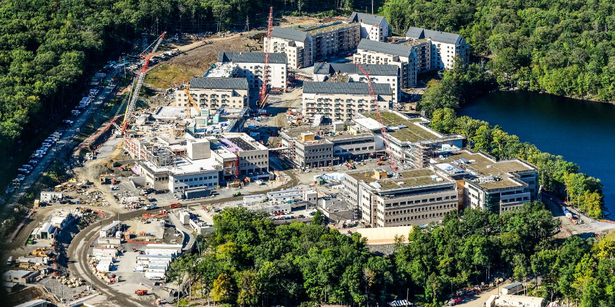 Byggeriet af det nye hovedkontor i Warwick, New York, set fra luften