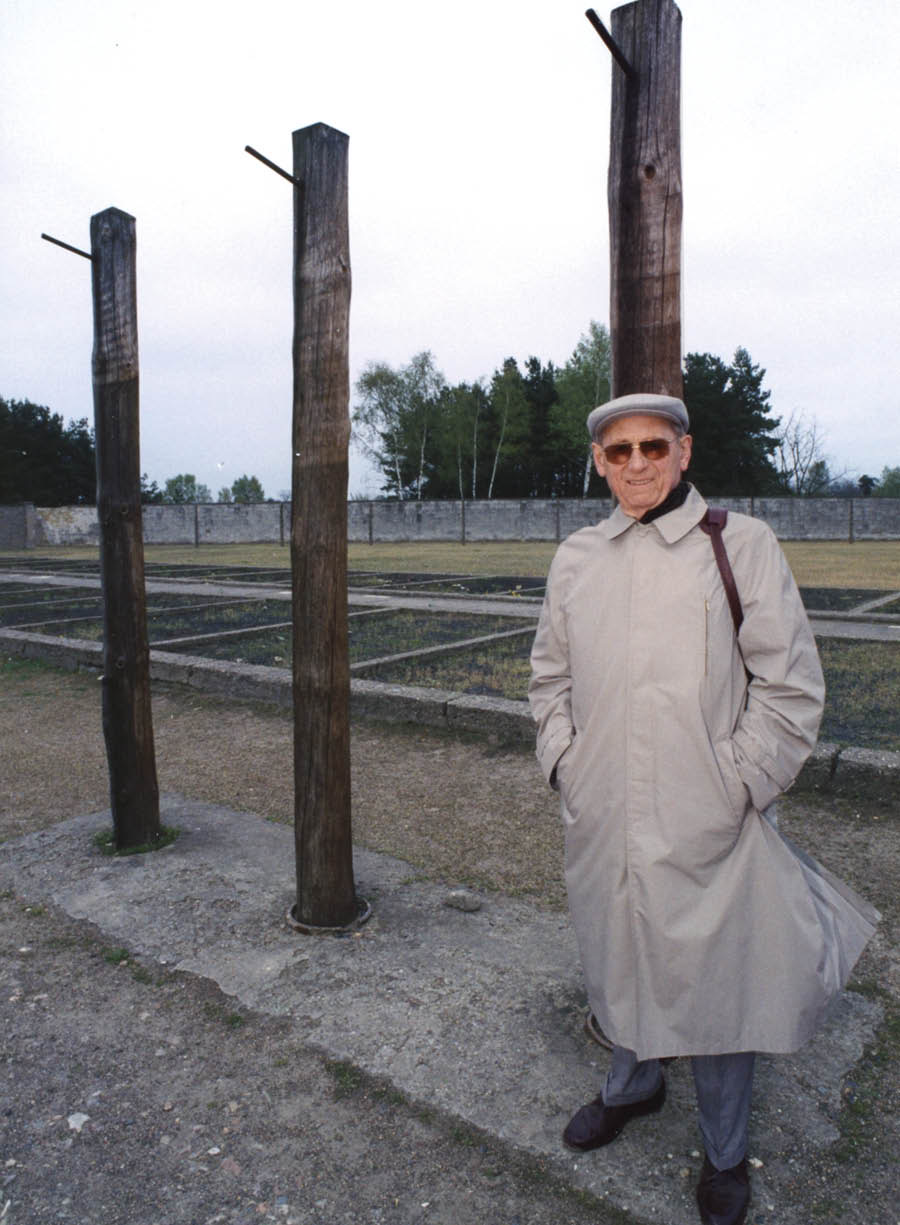 Joseph Rehwald in der Gedenkstätte Sachsenhausen.