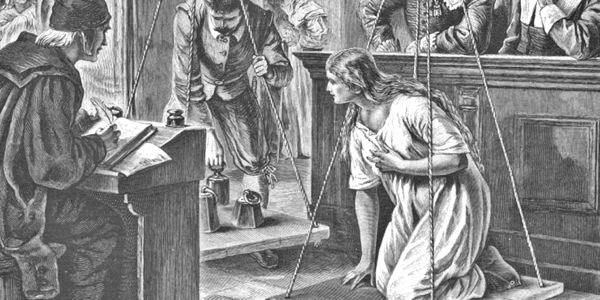 Mit einer als Hexe angeklagten Frau wird die Wiegeprobe gemacht