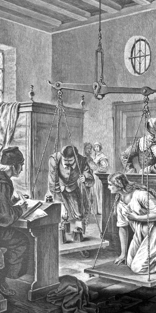 Mit einer als Hexe angeklagten Frau wird die Wiegeprobe gemacht