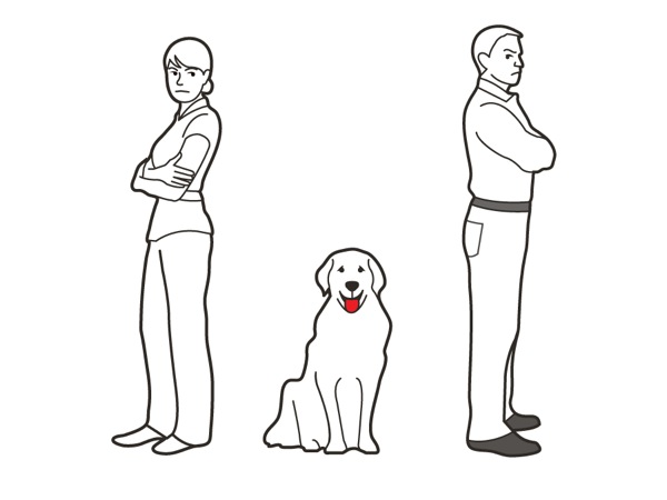 Ein Hund sitzt zwischen Herrchen und Frauchen, die sich den Rücken zuwenden