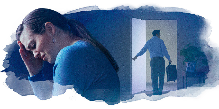 Der Ehemann steht mit Koffer in der Hand in der Tür. Seiner Frau im Vordergrund steht der Schmerz ins Gesicht geschrieben, weil er sie verlässt.