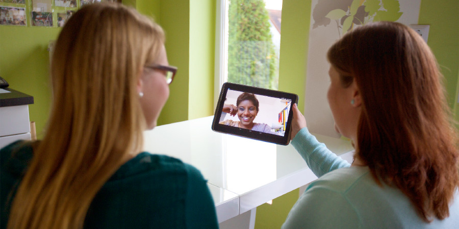 Anja bei einem Videotelefonat mit ihren Freundinnen