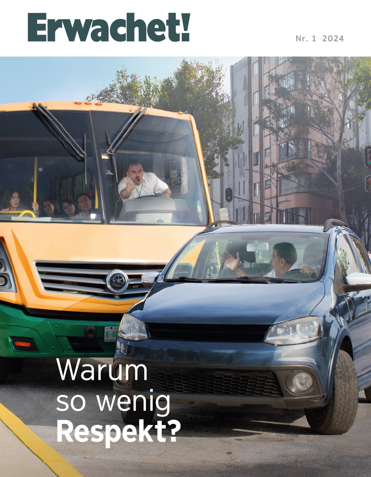 Ein verärgerter Busfahrer schreit einen Autofahrer an, der ihn im Verkehr geschnitten hat.