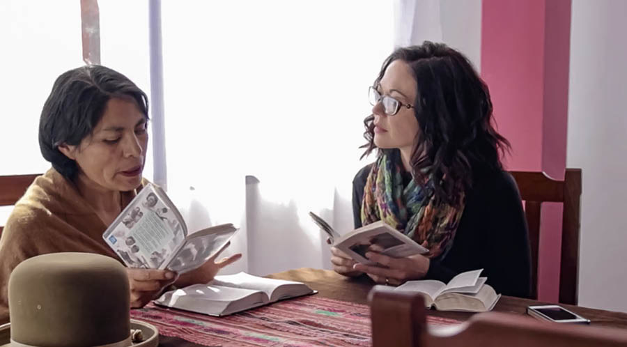 Eine Missionarin studiert mit einer Frau die Bibel.