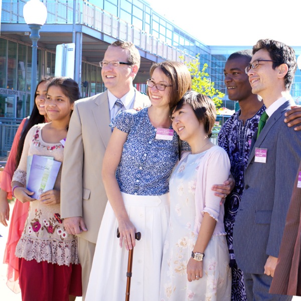 Zeugen Jehovas verschiedener Hautfarbe und Kultur