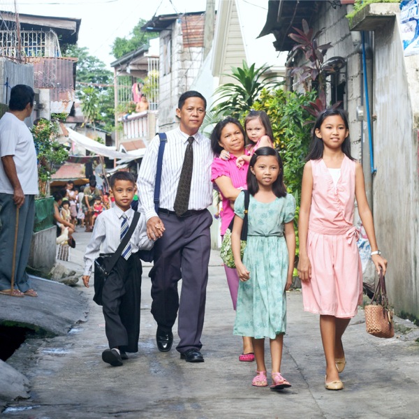 Eine Familie auf den Philippinen geht zur Zusammenkunft