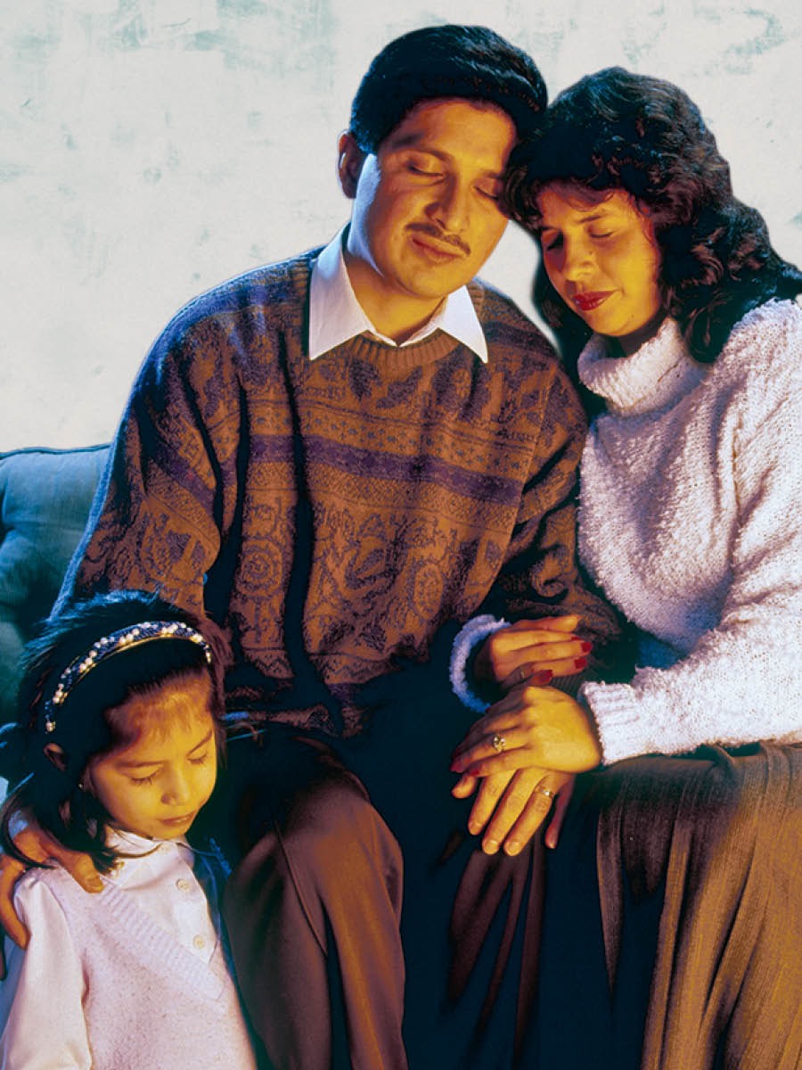 Eine Familie betet zusammen