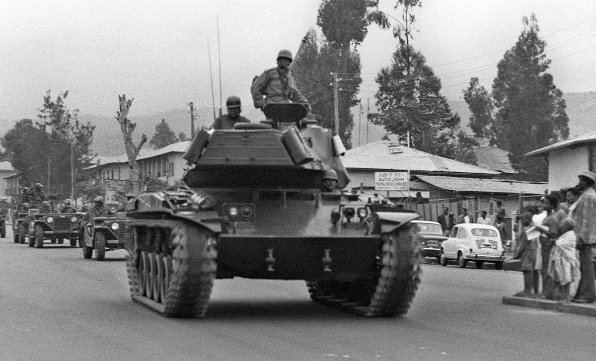Fahrzeuge einer Militärpatrouille fahren durch eine Straße in Äthiopien.