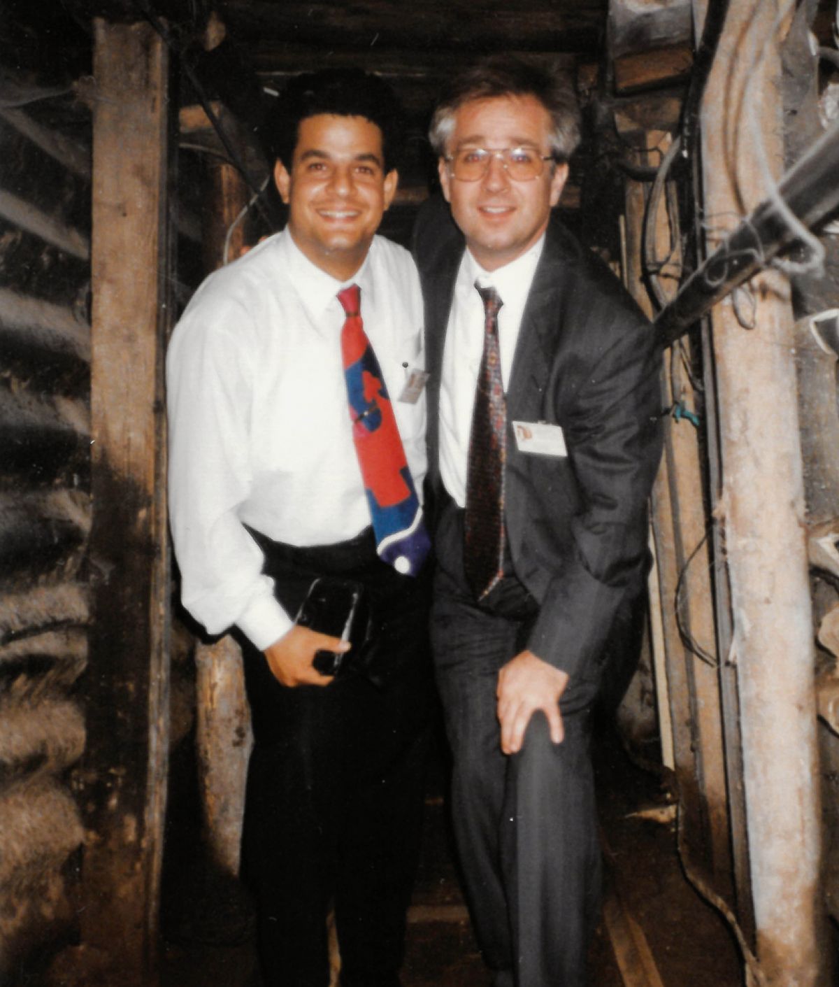 Peter und Halim Curi stehen in dem geheimen Tunnel, durch den Hilfsgüter nach Sarajevo gebracht wurden.