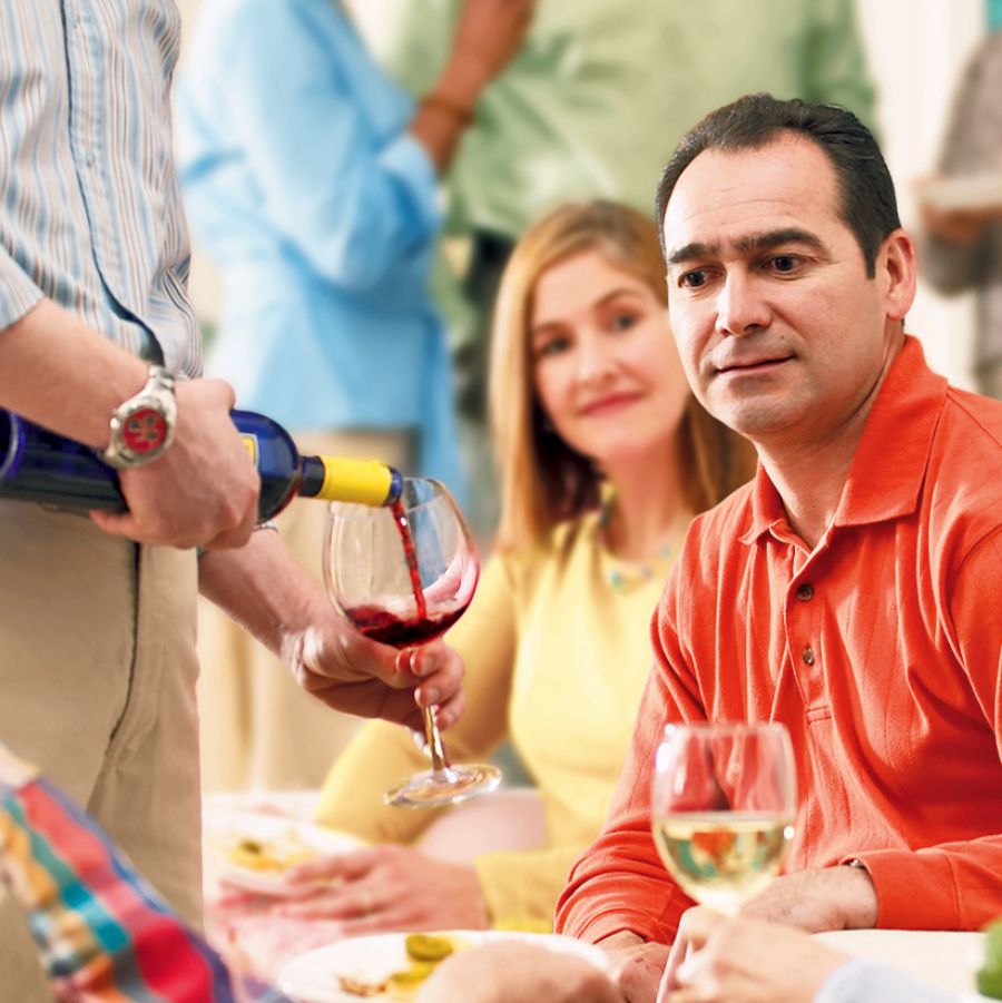 Ein Bruder überlegt, ob er Alkohol trinken soll oder nicht