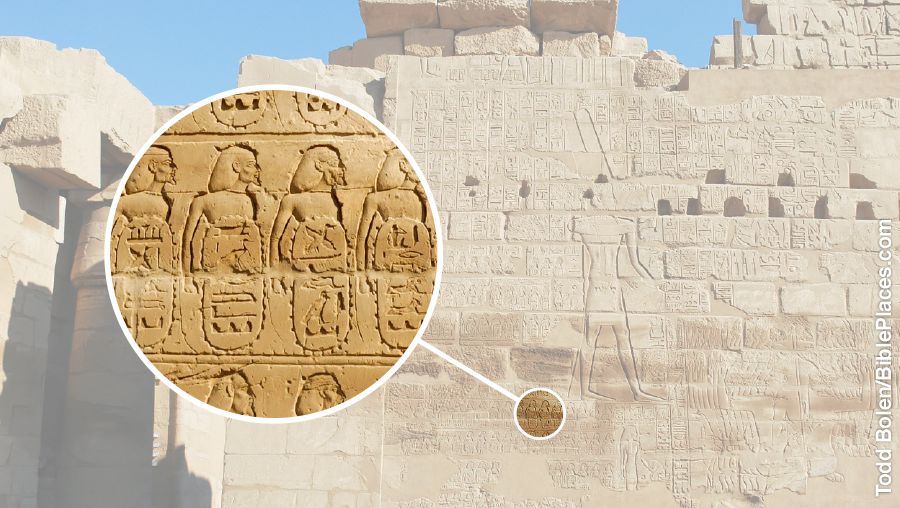 Das Karnak-Relief; der vergrößerte Ausschnitt zeigt gefesselte Gefangene