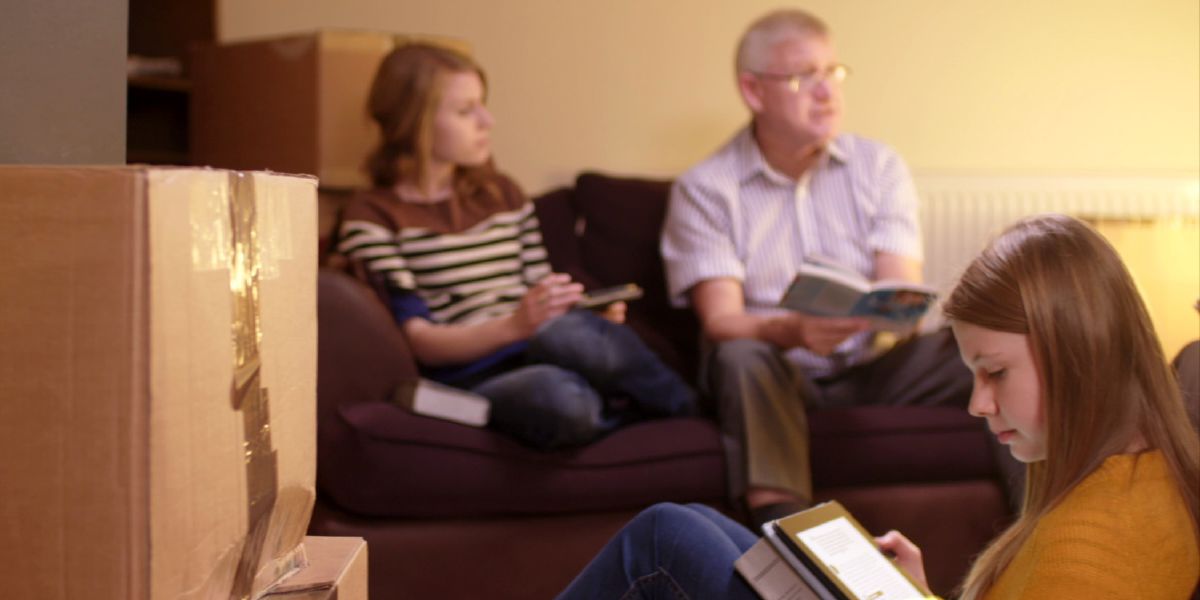 Eine Familie, die sich auf ihren Umzug vorbereitet, nimmt sich Zeit fürs Familienstudium