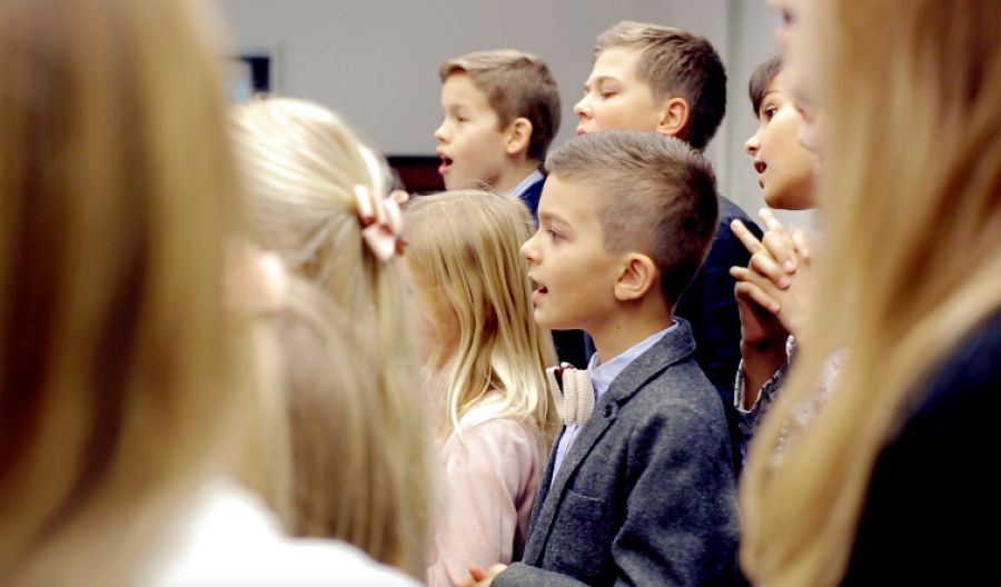 Kinder singen im Chor