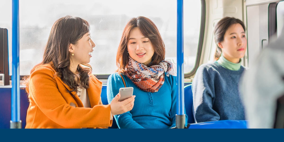 Eine Schwester nutzt ein Mobiltelefon, um in öffentlichen Verkehrsmitteln Zeugnis zu geben