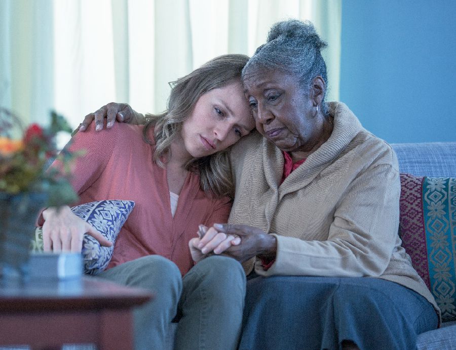 Eine ältere Schwester tröstet eine jüngere Schwester und umarmt sie