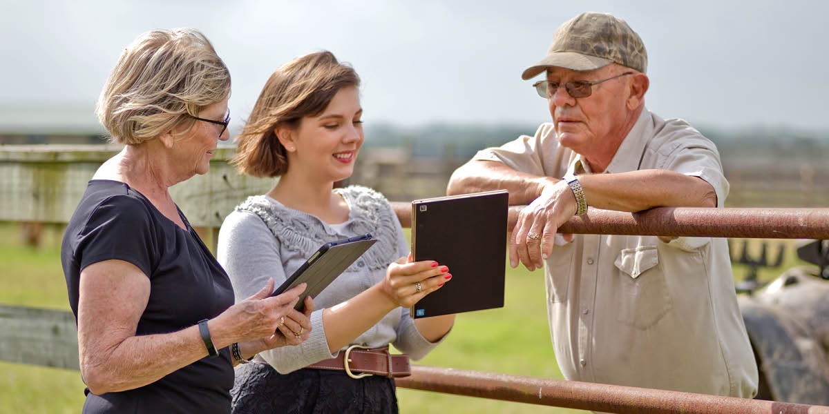Zwei Schwestern predigen einem Farmer und nutzen dabei ihre Tablets