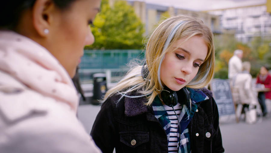 Eine Szene aus dem Video „Erlebe die Freude, Jünger zu machen – Werde ein besserer Bibellehrer: Die Macht des Wortes Gottes wirken lassen“. Lotte liest einen Bibeltext laut vor.