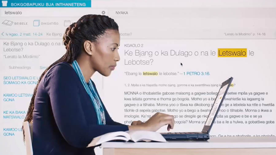 Eine Szene aus dem Video „Behaltet ein gutes Gewissen“. Emma forscht am Computer nach und benutzt dabei die „Wachtturm ONLINE-BIBLIOTHEK“.