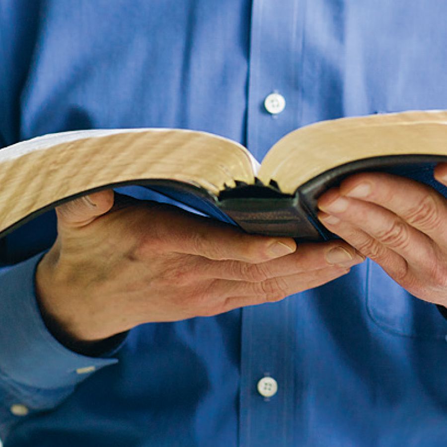 Ein Mann hält die heiligen Schriften in der Hand
