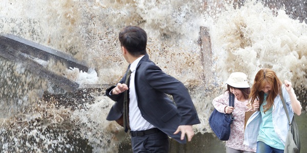 Menschen, die vor Wassermassen wegrennen
