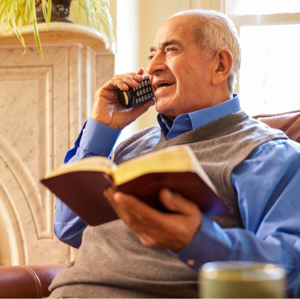 Ein älterer Bruder erzählt am Telefon von einem schönen Gedanken aus der Bibel