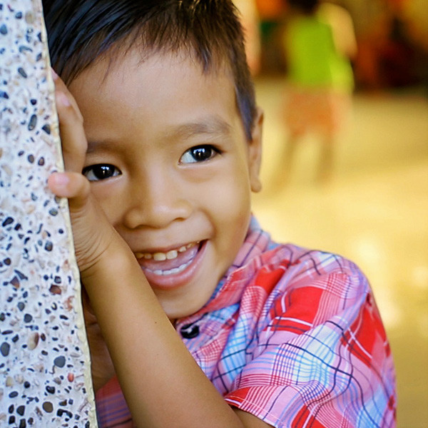Ein kleiner Junge mit Lächeln im Gesicht