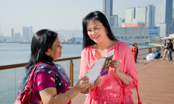 Cheri spricht mit einer Frau über die Bibel