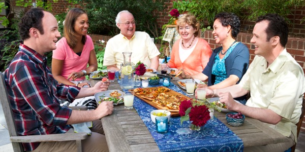 Anthony und Susan Morris genießen mit ihren beiden Söhnen und ihren Schwiegertöchtern ein Essen