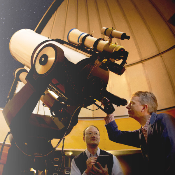 Astronomen schauen durch ein Teleskop