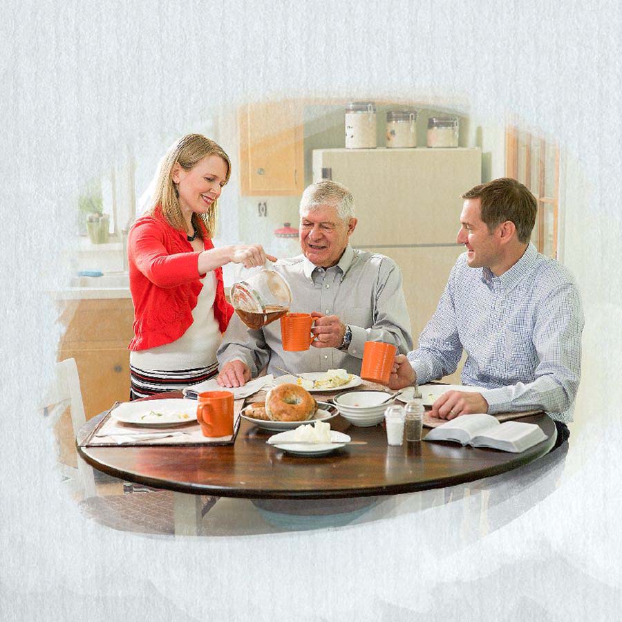 Ein junges Ehepaar hat einen älteren Bruder zum Essen eingeladen