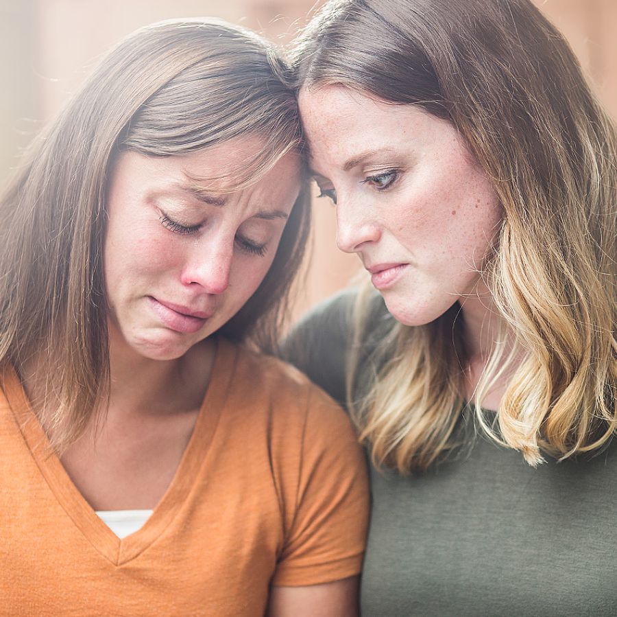 Eine Schwester tröstet eine andere Schwester