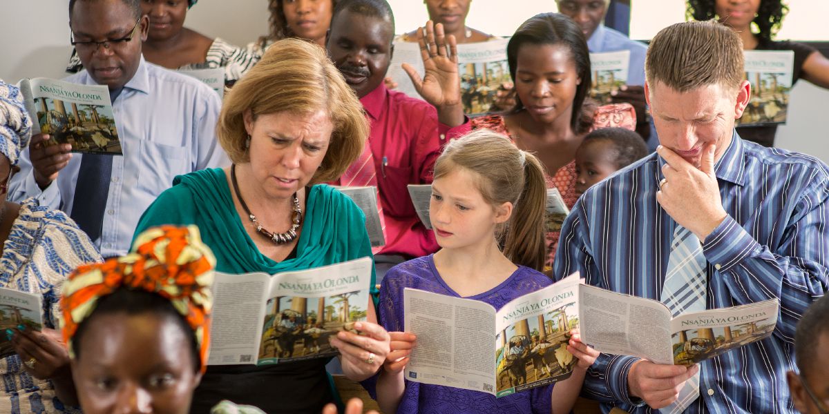 Eine Familie hat Schwierigkeiten, dem Wachtturm-Studium in einer Fremdsprache zu folgen