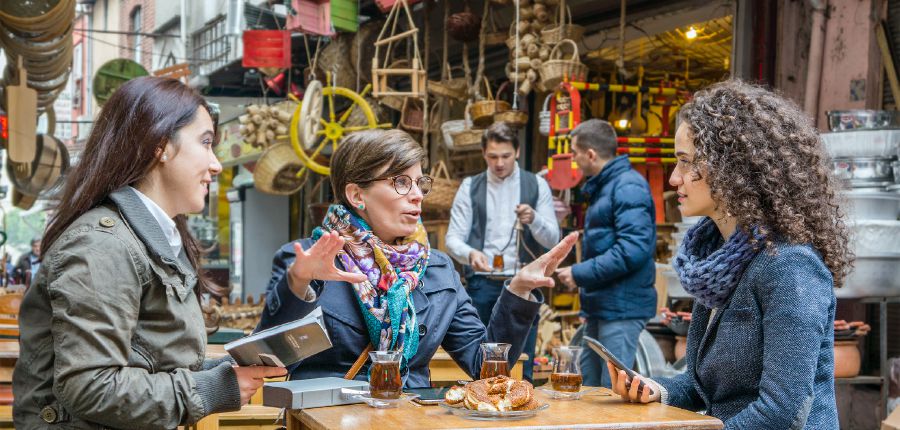 Claire gibt einer Frau in einem Café Zeugnis