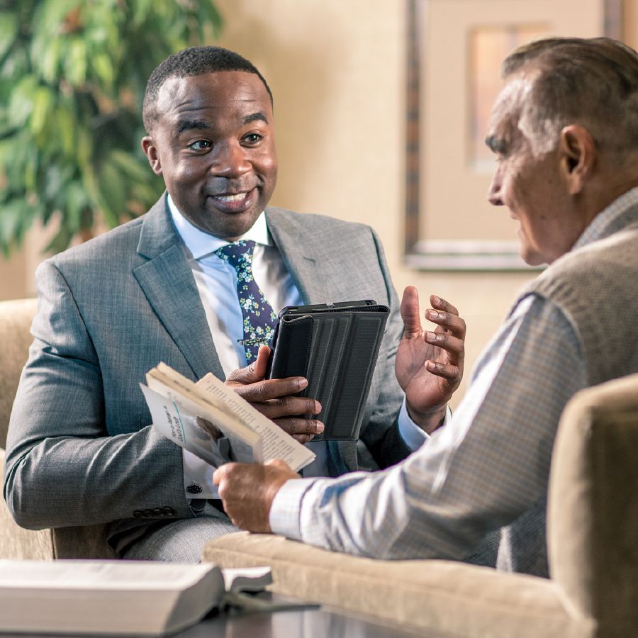 Ein Bruder erklärt seinem Bibelschüler, wie wichtig die Taufe ist