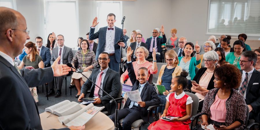 Eine Versammlung preist Jehova durch Kommentare in einer Zusammenkunft