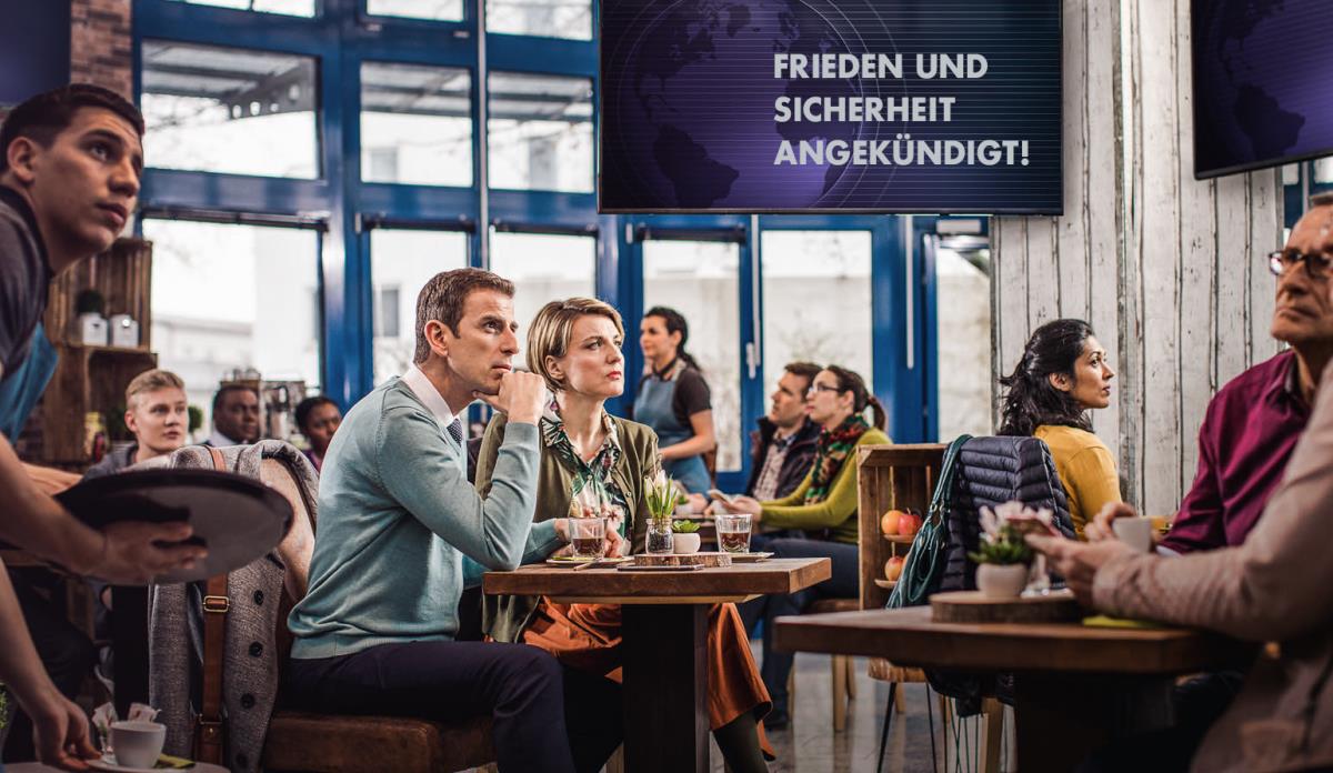 Gäste in einem Café sind überrascht, als sie aus einer Eilmeldung im Fernsehen erfahren, dass „Frieden und Sicherheit“ verkündet wird. Ein Ehepaar lässt sich dadurch nicht täuschen. Die beiden sind Zeugen Jehovas