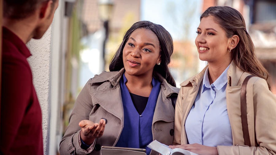 Zwei Schwestern im Predigtdienst