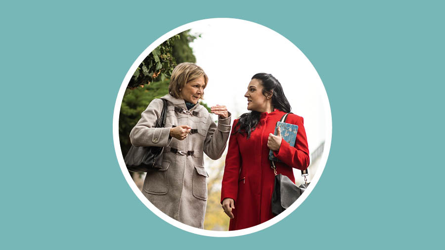 Eine reife Schwester spricht im Predigtdienst mit einer jüngeren Schwester.